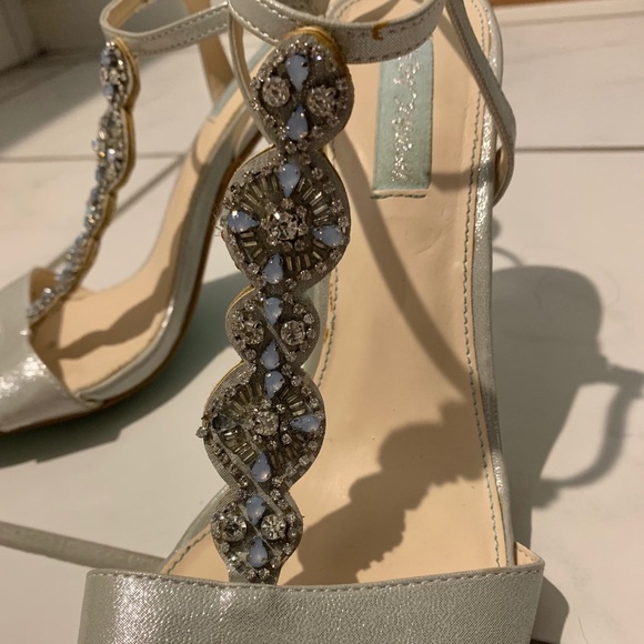 STUNNING Betsey Johnson Pumps (10) - Picture 2 of 6